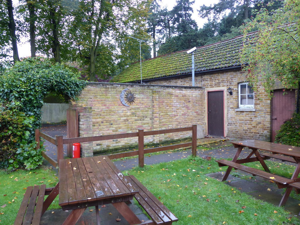 The Sun Inn Englefield Green 외부 사진