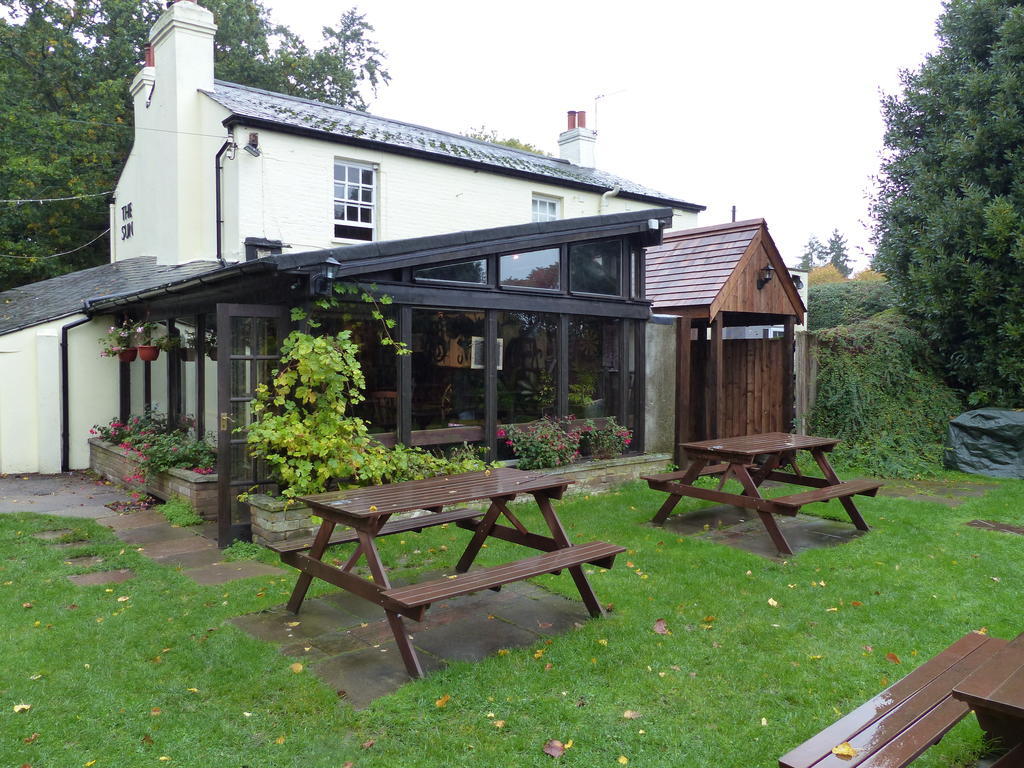 The Sun Inn Englefield Green 외부 사진