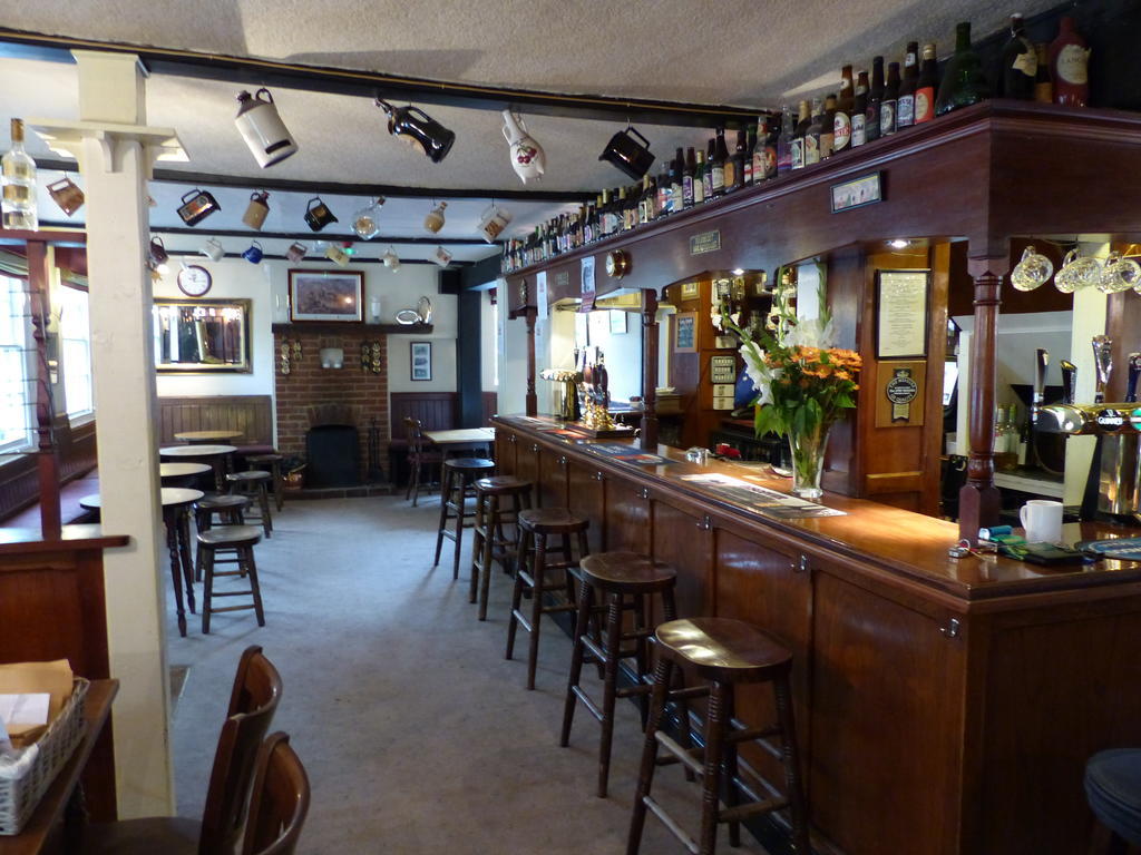 The Sun Inn Englefield Green 외부 사진