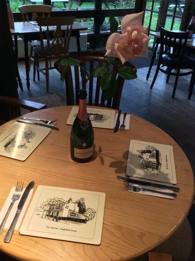 The Sun Inn Englefield Green 외부 사진